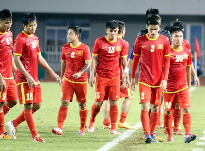 Các cầu thủ U23 Việt Nam thất vọng sau khi để thua U23 Singapore với tỉ số 0 – 1 tại SEA Games 2013. Ảnh: hff.vn