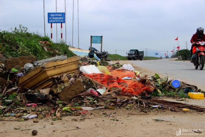 Dọc tuyến đê Tả Lam từ huyện Hưng Nguyên đến Nam Đàn xuất hiện nhiều bãi rác, ô nhiễm môi trường nghiêm trọng. Tình trạng này đã phản ánh nhiều lần nhưng không có dấu hiệu thuyên giảm. Ảnh. P.V