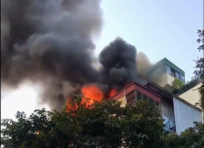 Lửa bốc to cùng khói đen từ tầng thượng của ngôi nhà.