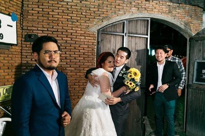 Thật không dễ để duy trì mối quan hệ tình bạn với người yêu cũ sau cuộc tình không trọn vẹn nhưng cô dâu Sine đã làm được điều đó.