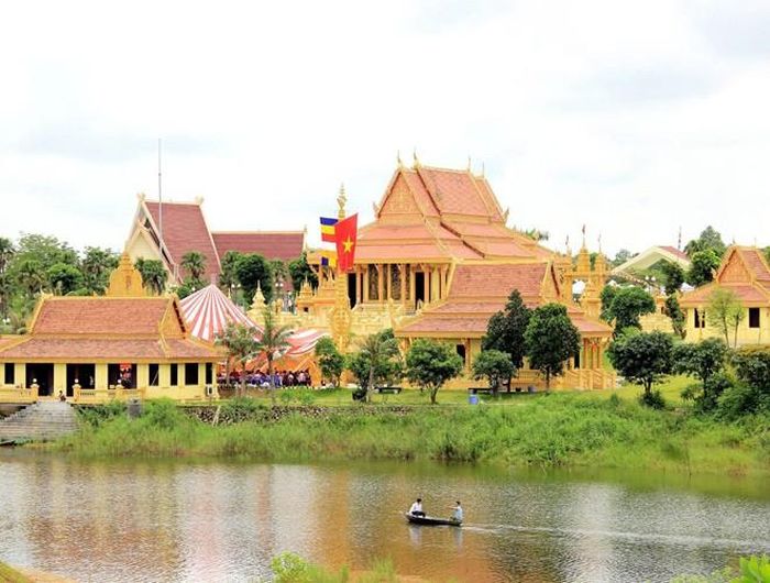  Khung cảnh sông nước trữ tình kết hợp không gian kiến trúc độc đáo riêng của mỗi dân tộc 