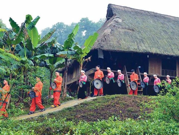  Bản làng dân tộc Mường đến từ Mai Châu, Hòa Bình với những cô gái da trắng, xinh tươi đón khách rộn ràng trong tiếng cồng chiêng 