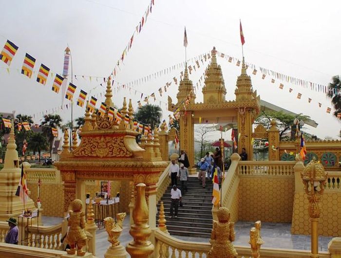  Nổi bật ở khu Làng Văn hóa - Du lịch các Dân tộc Việt Nam là ngôi chùa Khơ me được xây dựng theo nguyên mẫu ngôi chùa K’Leang ở Đồng bằng sông Cửu Long 