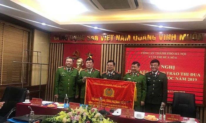 Thiếu tướng Đào Thanh Hải, Phó Bí thư Đảng ủy, Phó Giám đốc CATP Hà Nội chứng kiến các đơn vị trao Cờ luân lưu cho Cụm trưởng Cụm thi đua số 6 CATP Hà Nội