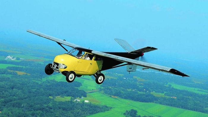Giấc mơ về những chiếc ôtô bay vẫn còn cách chúng ta rất xa trong tương lai, thế nhưng một chiếc xe như vậy thực sự đã tồn tại cách đây 60 năm với cái tên là Taylor Aerocar. Kỹ sư Moulton Taylor đã chế tạo nó vào năm 1949 và một số mẫu được sản xuất vào đầu những năm 1950. Giờ đây, chiếc ôtô bay này sẽ được bán đấu giá tại sàn đấu giá Barrett-Jackson vào đầu năm sau.