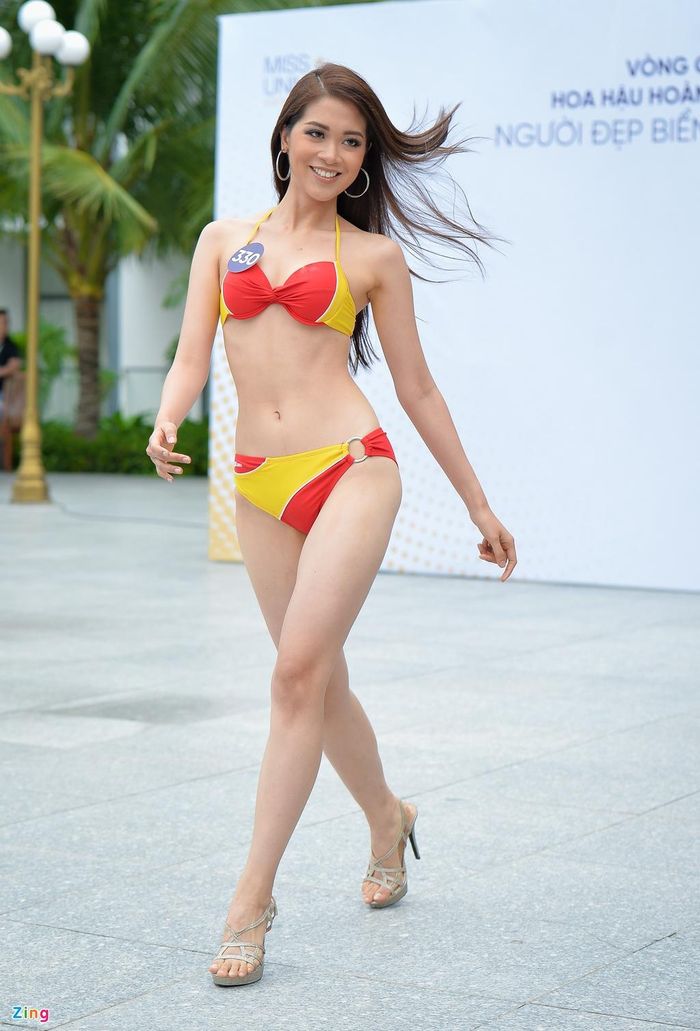Phạm Anh Thư và Vũ Quỳnh Trang sải bước với áo tắm. Phạm Anh Thư (trái) đến từ Hà Nam thu hút ống kính với thần thái tự tin. Cô cao 1,74 m với số đo 3 vòng là 83-59-91. Trong khi đó, Vũ Quỳnh Trang có chiều cao khá khiêm tốn là 1,69 m.