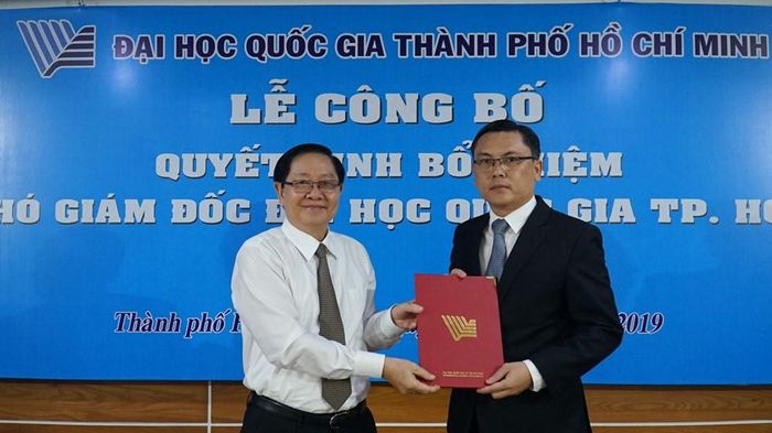 Bộ trưởng Lê Vĩnh Tân trao quyết định bổ nhiệm cho PGS.TS Nguyễn Minh Tâm (ảnh ĐHQG-HCM)