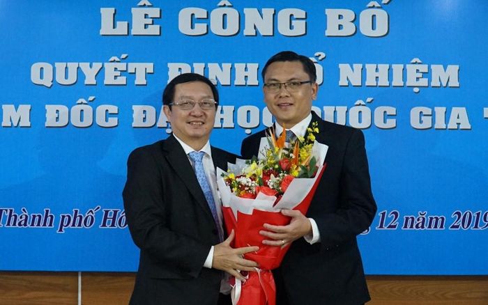 PGS.TS Huỳnh Thành Đạt tặng hoa chúc mừng cấp phó mới (ảnh ĐHQG -HCM)