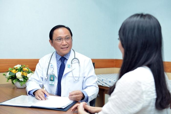 PGS TS BS. Bùi Hữu Hoàng tư vấn cho người bệnh