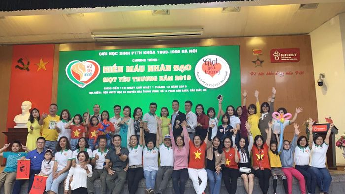 Trên 400 cựu học sinh của các trường PTTH Hà Nội khóa 1993-1996 tham gia chương trình.