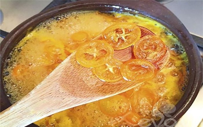 Quất xanh chữa ho do nhiễm lạnh: Dùng quất xanh hấp đường phèn hoặc mật ong sẽ có tác dụng chữa ho do nhiễm lạnh. Sử dụng 2-3 quả quất xanh, rửa sạch, cắt ngang, để nguyên cả vỏ và hạt. Mang quất trộn với đường phèn hoặc mật ong rồi hấp cách thủy đến khi quất chín.
