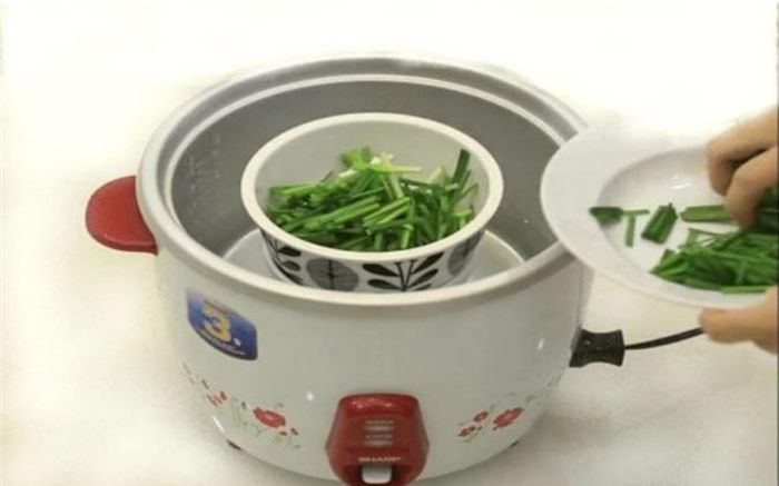 Trị ho bằng lá hẹ và đường phèn: Chọn khoảng 5-10 lá hẹ và một ít đường phèn. Tất cả cho vào bát, rồi mang hấp cách thủy. Sau đó, lấy nước cho bé uống. Mỗi ngày uống 2 lần, mỗi lần 2-3 thìa.