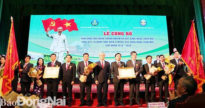 Bí thư Tỉnh ủy Nguyễn Phú Cường trao Huân chương Lao động hạng Ba cho các địa phương