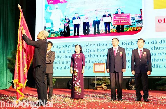 Bí thư Tỉnh ủy Nguyễn Phú Cường gắn Huân chương Lao động hạng Ba của Chủ tịch nước về thành tích xuất sắc trong phong trào thi đua cả nước chung sức xây dựng nông thôn mới