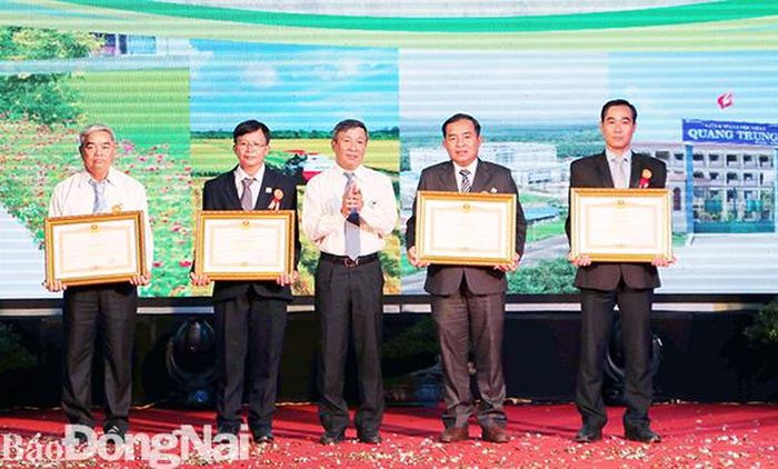 Phó bí thư thường trực Tỉnh ủy Hồ Thanh Sơn trao bằng khen của Thủ tướng Chính phủ cho các tập thể và cá nhân