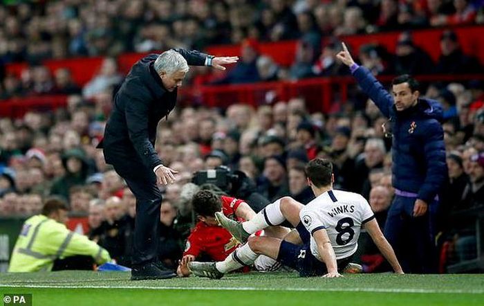Đầu của Daniel James đập mạnh vào chân phải của HLV Mourinho.