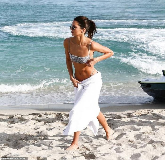 Siêu mẫu người Mỹ sở hữu hơn 100 triệu lượt theo dõi trên trang cá nhân. Trong gia đình Kardashian, Kendall Jenner là người có thu nhập cao nhất từ việc đăng ảnh lên mạng xã hội. Mỗi bài viết, bức ảnh mà siêu mẫu đăng lên có giá 600.000 USD.