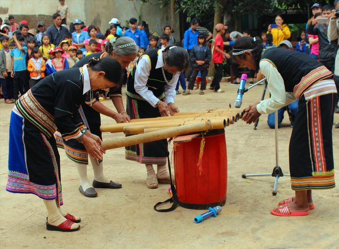 Những phụ nữ buôn H’ring đánh Klông pút
