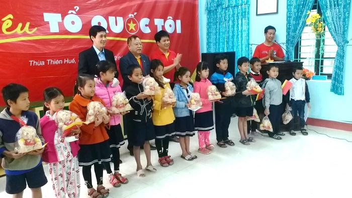 Học sinh Trường tiểu học Quảng Thọ nhận quà, học bổng từ chương trình