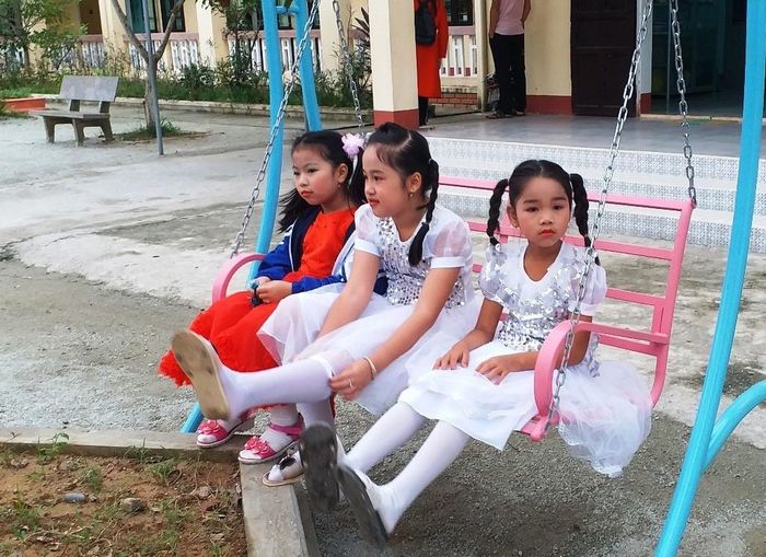 Niềm vui của học sinh Trường tiểu học Quảng Thọ khi có khu vui chơi ngay trong trường học, thông thường những công trình vui chơi thiếu nhi này chỉ có ở trường mầm non.