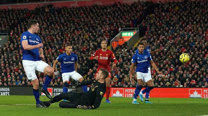 Michael Keane rút ngắn tỷ số xuống còn 1-2