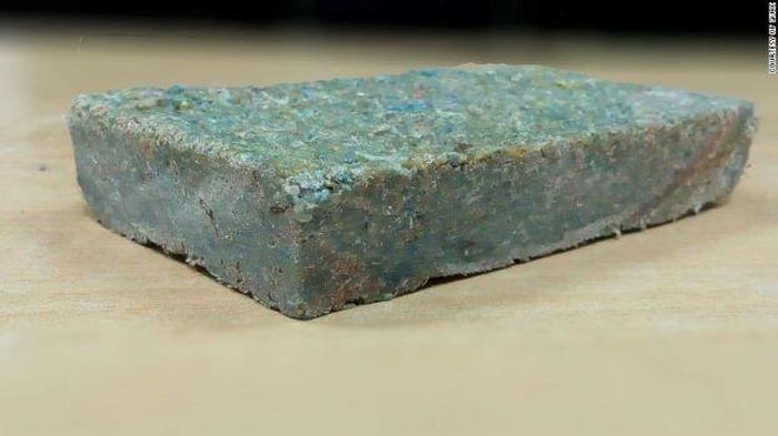 Gạch Plastiqube được sản xuất từ rác thải nhựa. Ảnh: CNN