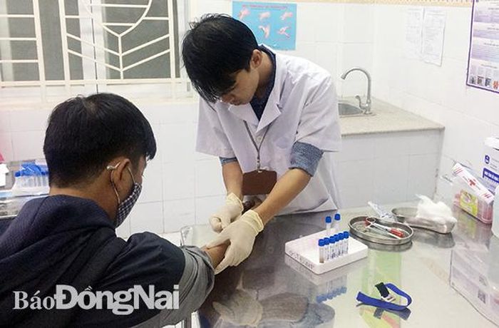 Lấy máu xét nghiệm định kỳ cho bệnh nhân nhiễm HIV tại Khoa Phòng chống HIV/AIDS Trung tâm kiểm soát bệnh tật tỉnh. Ảnh: K.Ngọc