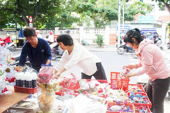 Người dân mua đồ trang trí Giáng sinh tại một cửa hàng trên đường Nguyễn Trãi (TP. Nha Trang). 