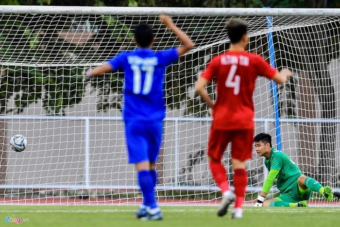 Điều bất ngờ nhất là chỉ 11 phút sau khi tiếng còi khai cuộc vang lên, thầy trò HLV Park Hang-seo đã liên tiếp nhận tới 2 bàn thua. Tình huống đầu tiên ở phút thứ 5, Văn Toản phát bóng đập trúng người Supachai Jaided nảy ngược vào lưới.