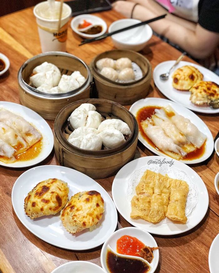 Ngoài ra, quán cũng cung cấp thực đơn phong phú với dimsum, há cảo tôm, càng cua bách hoa... Mức giá các món ăn dao động từ 35.000-55.000 đồng. Ảnh: Lanwiththi, Mitsfoody.