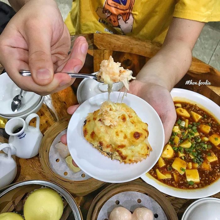 Điểm nhấn của món này không chỉ nằm ở nguyên liệu mà còn là cách kết hợp độc đáo giữa thịt cua, gạch cua cùng lớp nhân đầy ắp bao gồm sò điệp, tôm, thịt và phô mai phủ lên trên chiếc mai cua tạo hình dạng bắt mắt. Ảnh: Mitsfoody, Thon.foodie.