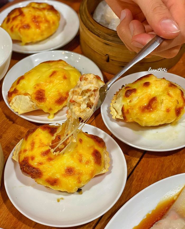 Cua là loại hải sản giàu chất dinh dưỡng và được nhiều người ưa chuộng. Sự đa dạng trong cách biến tấu món ăn này không chỉ dừng lại ở những kiểu chế biến quen thuộc như luộc, hấp hay sốt tiêu đen... Mới đây, món mai cua phô mai, một phiên bản hấp dẫn được làm từ cua, đã thu hút giới trẻ Sài thành và những tín đồ ẩm thực trải nghiệm ngay khi vừa ra mắt. Ảnh: Lanwiththi.