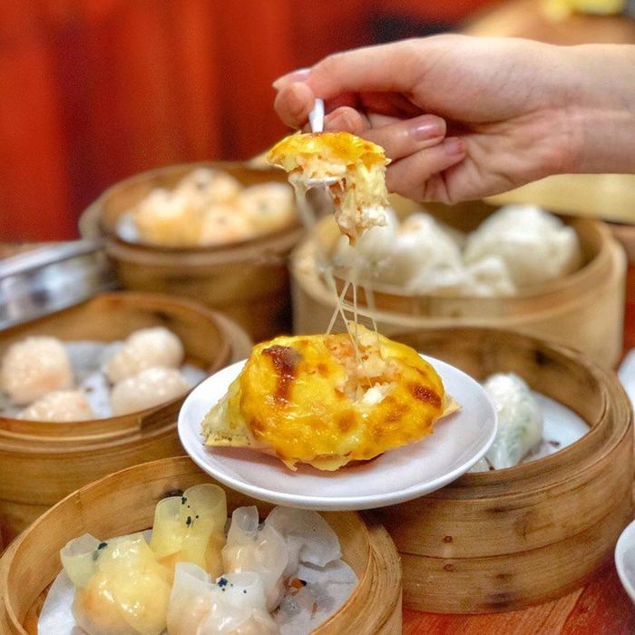 Ở TP.HCM, bạn có thể thưởng thức món ăn này tại địa chỉ 27C Bàn Cờ, quận 3. Nhiều vị khách đã đến trải nghiệm nhận xét không gian quán không quá rộng nhưng các chỗ ngồi vẫn được bố trí tương đối thoải mái. Tuy nhiên, lượng khách đến quán ngày một đông nên bạn phải xếp hàng và chờ khá lâu mới được thưởng thức hương vị mới lạ này. Mỗi chiếc mai cua tại đây có giá 55.000 đồng. Ảnh: Homnay_tuiangi.