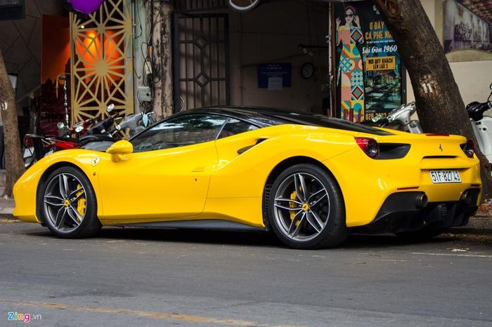 Đây là lần hiếm hoi siêu xe này được mang đi dạo phố. Tại Việt Nam, Ferrari 488 GTB có số lượng tương đối nhiều - hơn 10 chiếc. Đa số đều mang màu đỏ Rosso Corsa đặc trưng của Ferrari. Siêu xe này là một trong 3 chiếc 488 GTB mang màu vàng Giallo Modena tại Việt Nam.