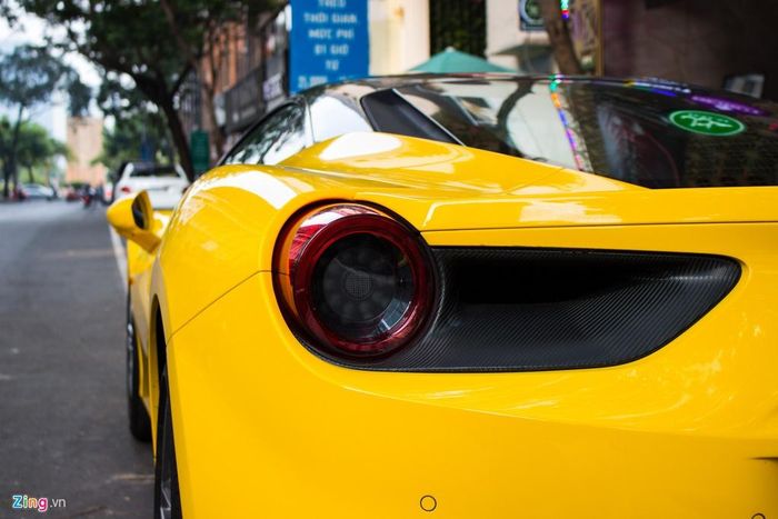 Ferrari 488 GTB sử dụng động cơ tăng áp kép V8 3.9L, sản sinh công suất 660 mã lực và mô-men xoắn 760 Nm. Siêu xe có thể tăng tốc 0-100 km/h trong 3 giây trước khi đạt tốc độ tối đa 330 km/h.