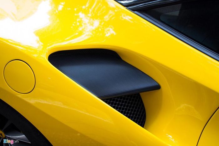 Ngoài Ferrari 488 GTB, thiếu gia Phan Hoàng còn sở hữu một số siêu xe, xe sang khác như Lamborghini Huracan, BMW i8, Mercedes-Benz S-Class... Anh trai của Phan Hoàng - Phan Thành - là tay chơi xe có tiếng, không thua gì Cường Đô La hay Minh Nhựa. Có thời điểm, garage của gia đình Phan Thành có đến 15 siêu xe, xe siêu sang. 