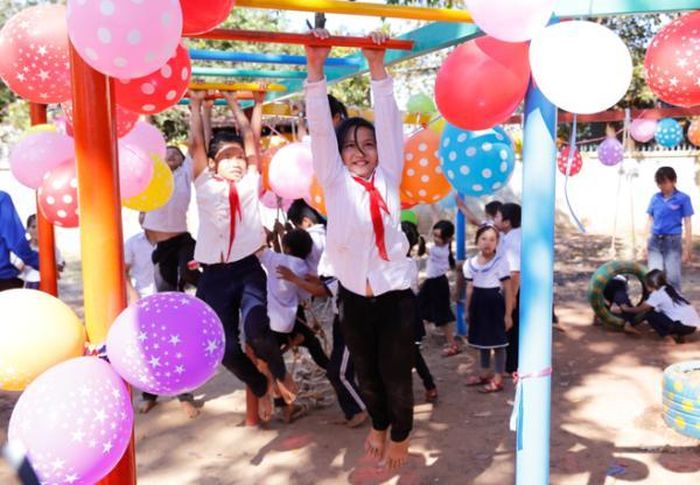 Các trò chơi vận động trong sân chơi liên hoàn không chỉ mang đến niềm vui mà còn giúp các em nâng cao thể chất
