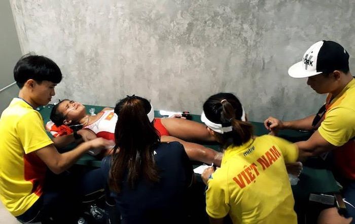  Các bác sĩ và đồng đội chăm sóc cho VĐV Hồng Lệ.