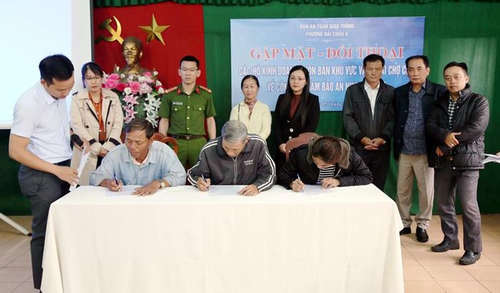 Các hộ kinh doanh ký cam kết thực hiện đảm bảo trật tự.