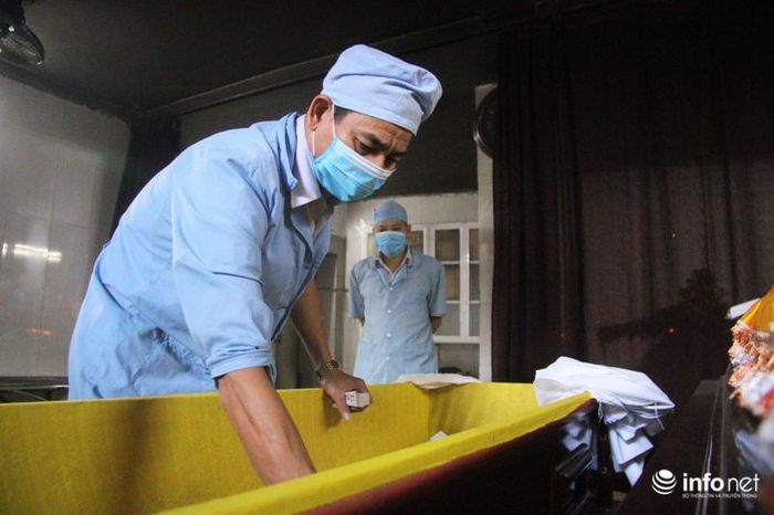 Kế đến, nhân viên nhà tang lễ sẽ chuẩn bị áo quan (quan tài), làm các "tục hèm" theo yêu cầu của gia đình (rải tiền lẻ, rải vàng mã, rải các quân bài, để sẵn gạo muối hay cả tiền vàng để người mất mang theo...) trước khi bắt đầu chọn giờ khâm liệm.Đối với những người đã gắn bó với cái nghề "sống cùng người chết" này tại Nhà tang lễ thành phố Hà Nội nhiều năm cho biết, trong khu vực nhà lạnh của nhà tang lễ lúc nào cũng lưu giữ gần 10 thi thể của người quá cố để chuẩn bị làm tang lễ mỗi ngày.Trước khi làm các thủ tục khâm liệm, viếng, đưa tang, hỏa thiêu... Hàng ngày nhân viên nhà tang lễ sẽ phải kiểm tra, điều chỉnh nhiệt độ phù hợp để các thi thể không phân hủy quá nhanh.