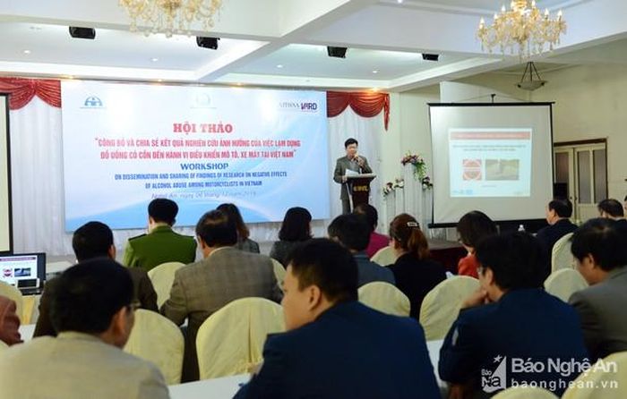 Tham dự hội thảo có các đồng chí: Nguyễn Trọng Thái - Chánh Văn phòng Ủy ban An toàn giao thông Quốc gia; Nguyễn Hồng Trường - Chủ tịch Hội An toàn giao thông Việt Nam. Ảnh: Phương Thúy