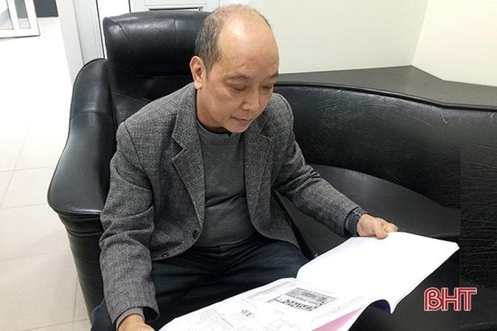 Phó Giám đốc Thư viện tỉnh Hà Tĩnh Nguyễn Như Thuyết: Trong khi chờ UBND tỉnh phê duyệt Dự án xây dựng Vườn đọc, để tránh tình trạng cỏ dại mọc um tùm, ảnh hưởng đến cảnh quan môi trường, Thư viện tỉnh cho thuê trưng bày và bán cây cảnh. 