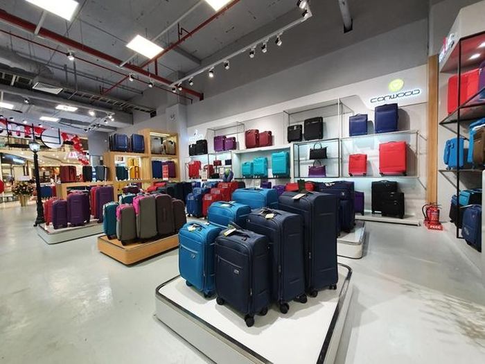 LUG Mega Store là cửa hàng LUG lớn nhất Việt Nam, cửa hàng nằm tại tầng 1 trung tâm thương mại Aeon Mall Hà Đông với diện tích bán hàng lên đến 700m2.
