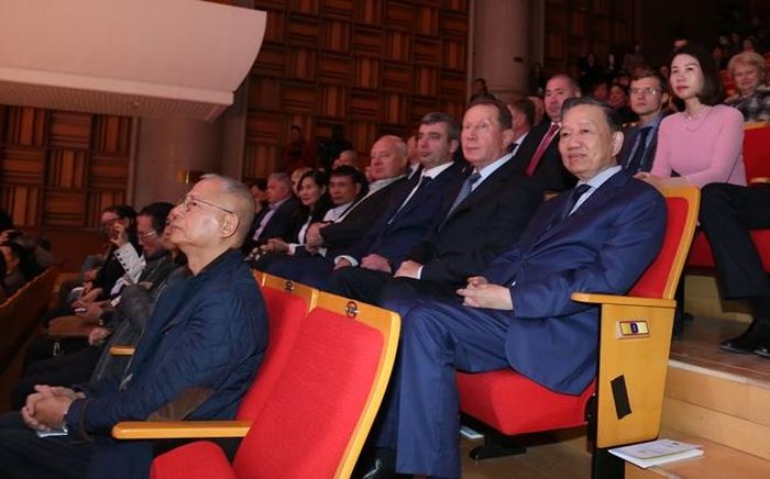 Bộ trưởng Tô Lâm; Giám đốc Cơ quan Vệ binh quốc gia Liên bang Nga Zolotov Victor Vasilyevich cùng các đại biểu nghe dàn nhạc Lực lượng Vệ binh Quốc gia Liên bang Nga biểu diễn.