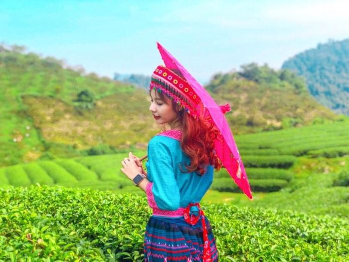 Mộc Châu như miền đất lạ của các cô gái. Mảnh đất chỉ cần thấy là bao trái tim tan chảy, bao đôi môi khẽ cười. Tại đây, bạn có thể khoác lên mình trang phục dân tộc đa màu sắc và thả dáng giữa đồi chè bao la. Ảnh: Lam Nhi, Vân Anh. 