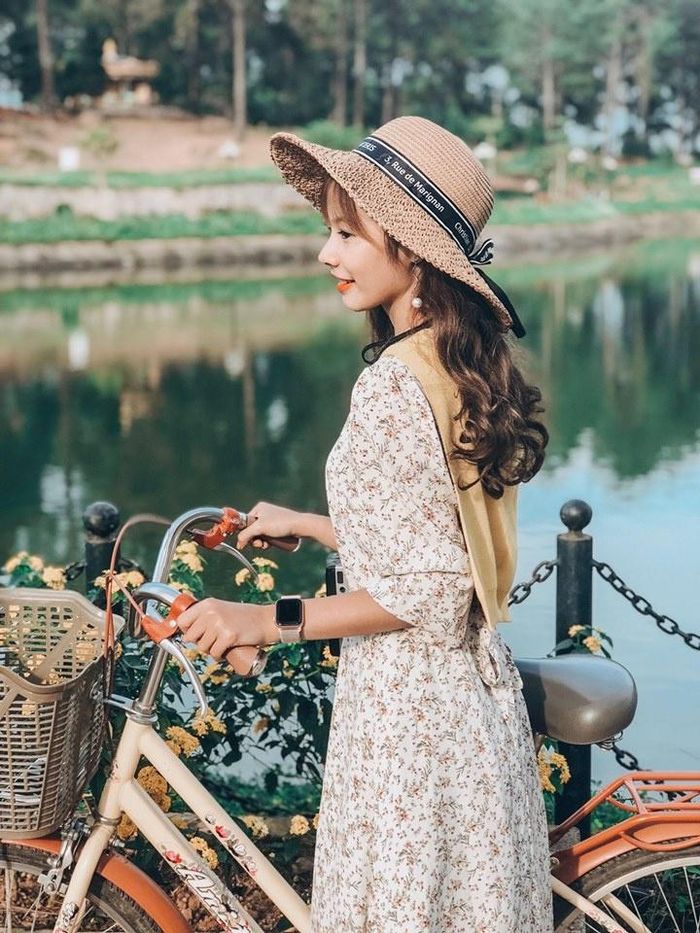 Rừng thông bản Áng, nơi được ví là Đà Lạt thu nhỏ của Tây Bắc, cũng là điểm dừng chân hấp dẫn để bạn lưu giữ những khoảnh khắc của mình. Khí hậu nơi đây luôn ôn hòa, mát mẻ và sắc trầm từ rừng thông càng làm tăng sức hút cho những bức ảnh. Ảnh: Vân Anh. 