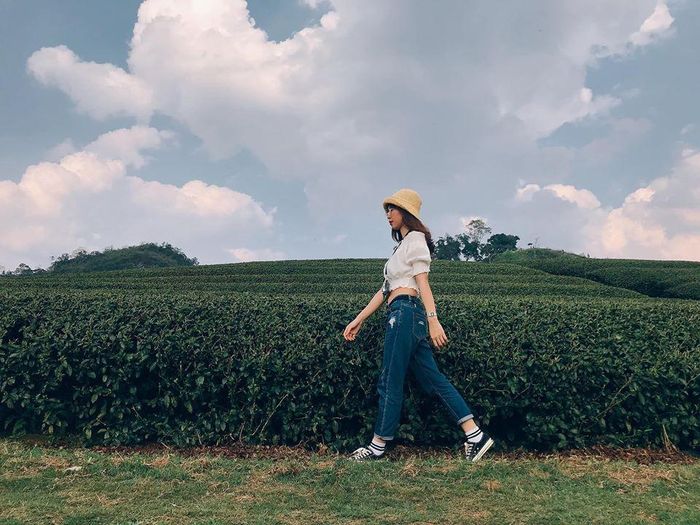Những đồi chè ẩn hiện giữa làn sương khói khiến Mộc Châu nên thơ và dịu dàng đến lạ. Vùng thảo nguyên xanh mát, trong lành làm trái tim người yêu xê dịch và thích khám phá thiên nhiên say sưa trong khoảng không tự tại của mình. Ảnh: Như Yến, Thu Vũ.