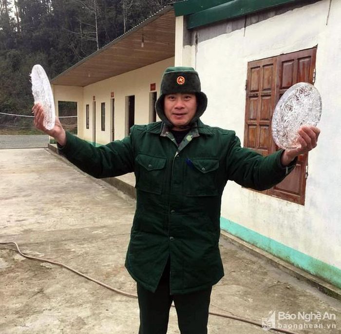 Vào 7h sáng nay (8/12), tại Trạm kiểm soát Biên phòng Buộc Mú, nước đựng trong một số dụng cụ đã đóng băng. Ảnh: Bá Kỷ