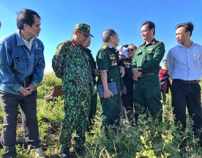 Các nhân chứng lịch sử thăm lại chiến trường xưa của trận Plei Ring. Ảnh: Hoàng Ngọc