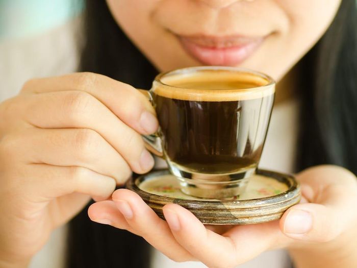Nhiều nghiên cứu cho thấy cà phê tốt cho cơ thể, giảm nguy cơ mắc bệnh tim và gan cũng như hỗ trợ sức khỏe não bộ. Nếu cà phê không phải gu của bạn, hãy thử trà. Người dân ở Okinawa, Nhật Bản uống nhiều trà xanh, với lợi ích như chống ung thư và giảm nguy cơ mắc tiểu đường. Tuy nhiên không nên uống cùng quá nhiều chất làm ngọt. Nguyên tắc quan trọng của chế độ ăn trong sách Blue Zone là xu hướng rất ít đường, đặc biệt là đường tinh chế.